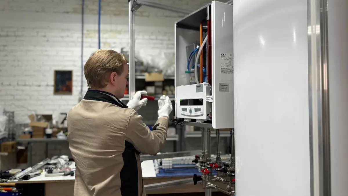 Technik provádí servis kotle